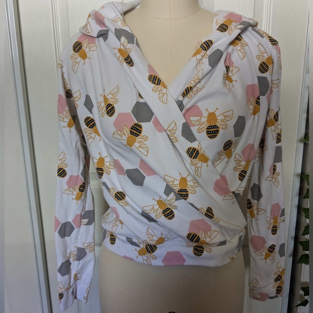 Jersey hoodie bee cross top